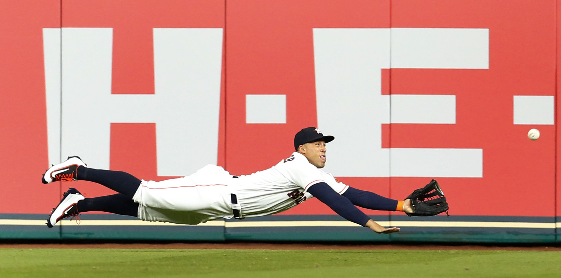 Injured Evan Gattis takes batting practice, could be available off bench