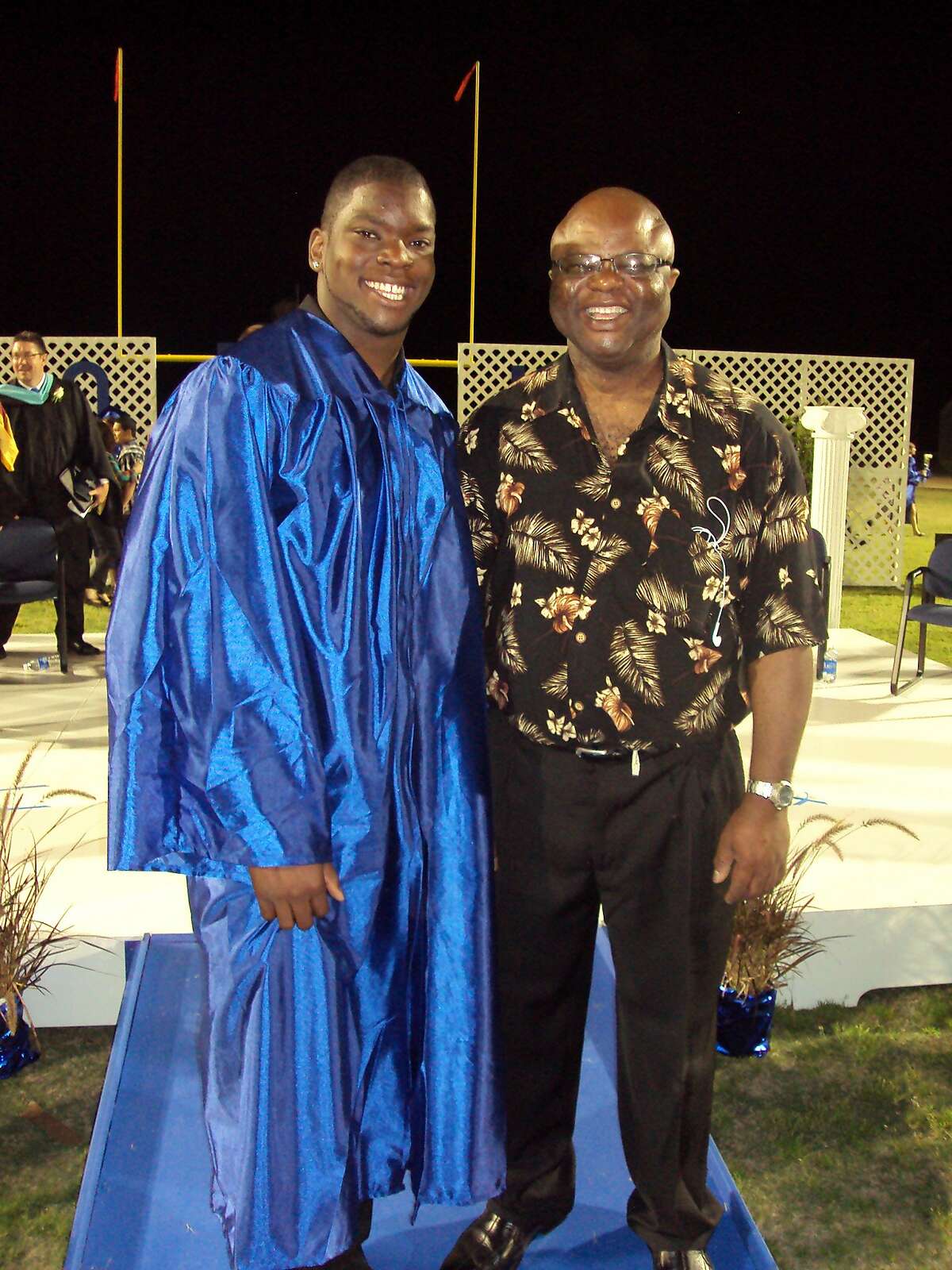 泰德·阿古和父亲安布罗斯在他的高中毕业典礼上。