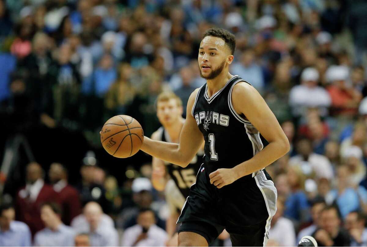 San Antonio Spurs' Kyle Anderson (1) moves the ball up court against the Dallas Mavericks in a NBA basketball game, Wednesday, April 13, 2016, in Dallas. (AP Photo/Tony Gutierrez)