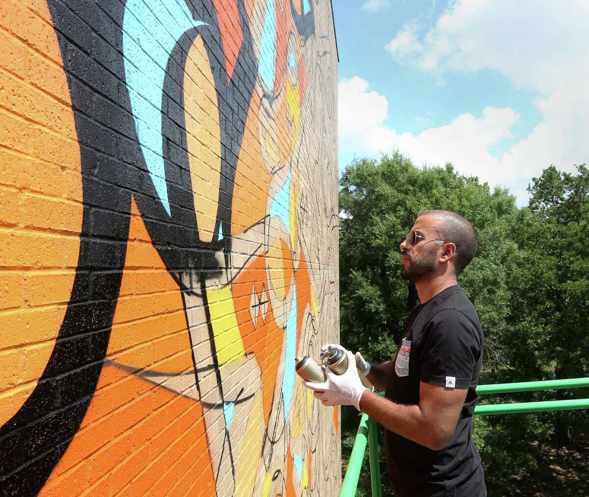 Global 'calligraffiti' star creates a Houston mural