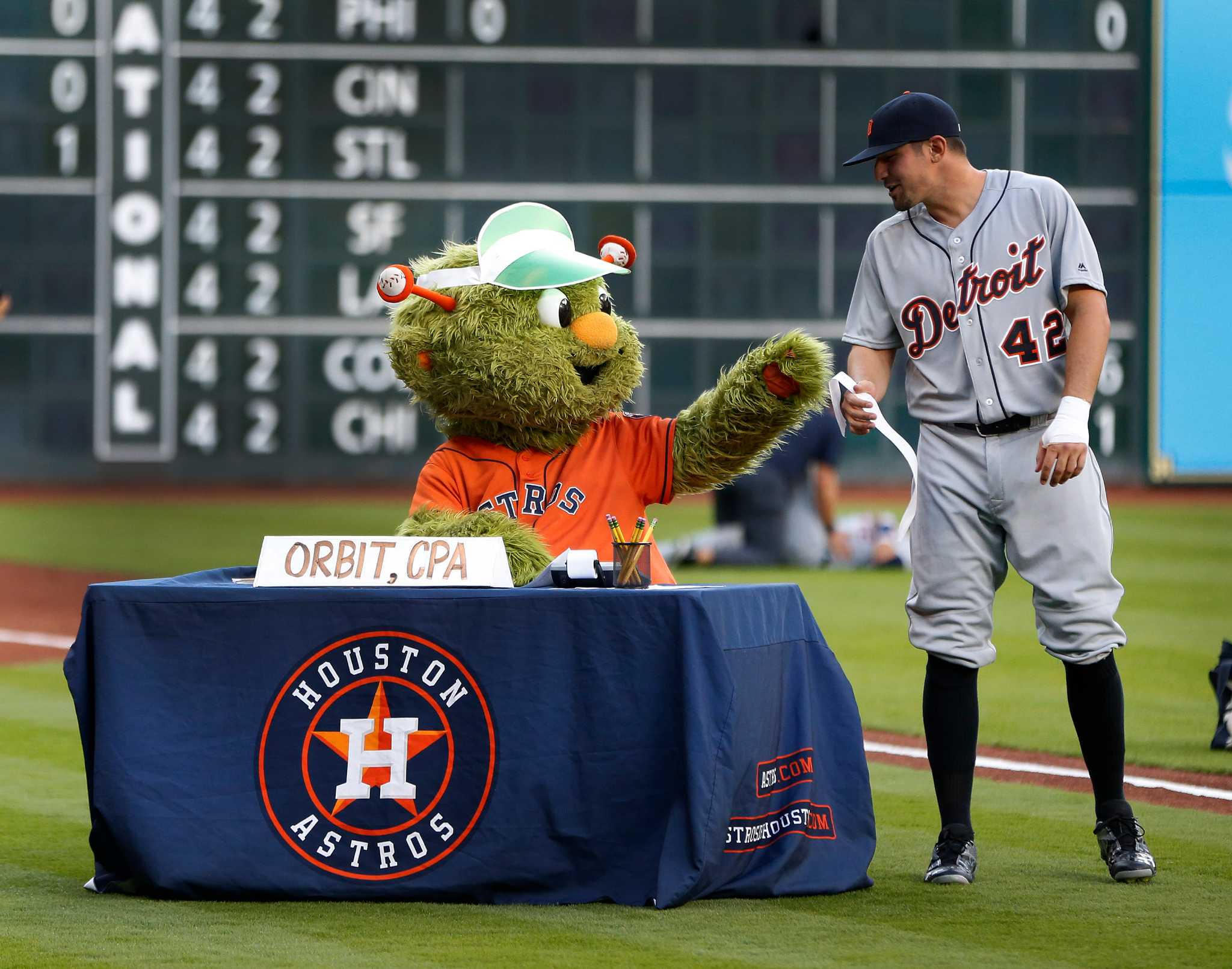 Rays' Chris Archer gives Declaration of Unfriendliness to Astros' Orbit