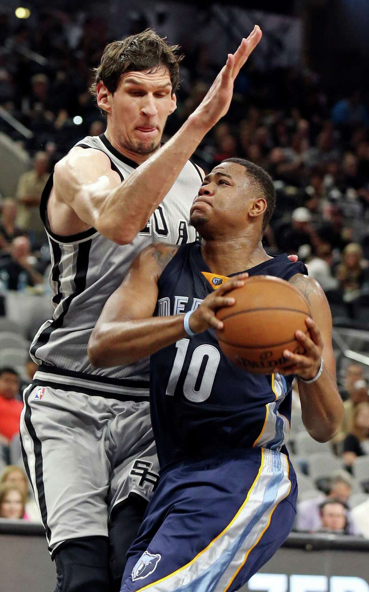 Spurs coach has to use giant oar to guard Boban Marjanovic