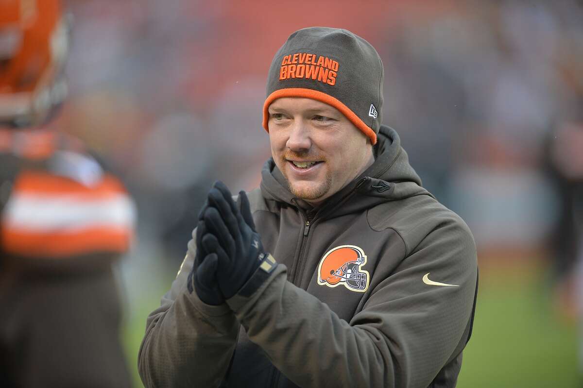 Cleveland Browns defensive coordinator Jim O'Neil stands on the sideline during an NFL football game between the Pittsburgh Steelers and the Browns, Sunday, Jan. 3, 2016, in Cleveland. The Steelers won 28-12. (AP Photo/David Richard)