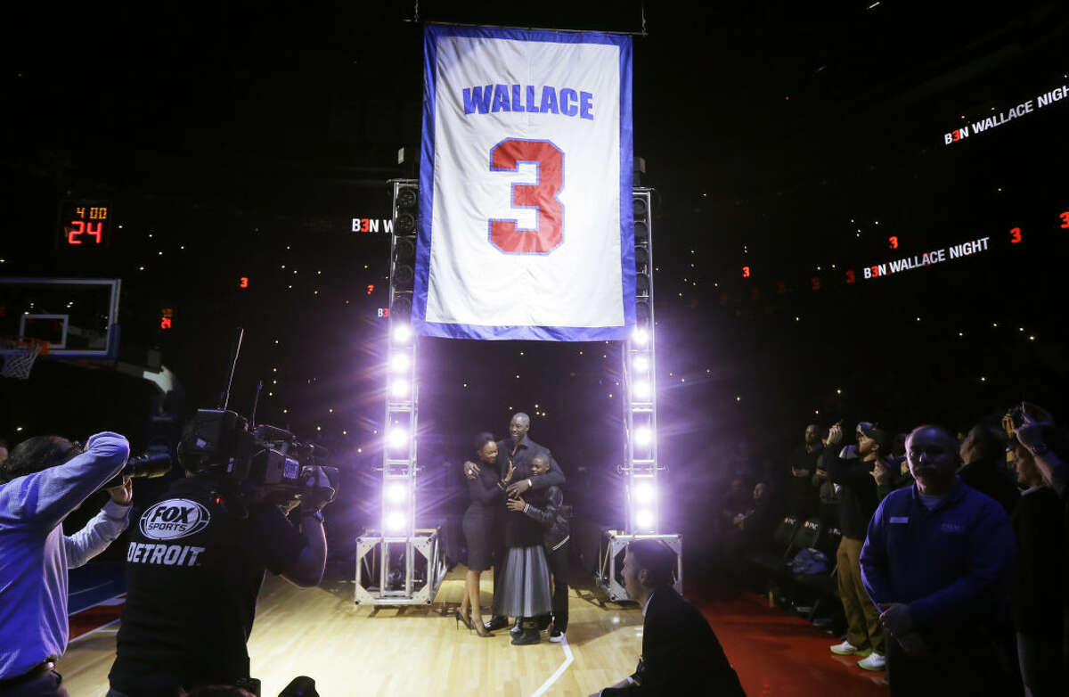 Former Detroit Pistons player Ben Wallace, with his wife, Chanda; daughter, Bailey; and son Bryce stand as his retired jersey number is raised to the rafters during the Pistons' NBA basketball game against the Golden State Warriors, Saturday, Jan. 16, 2016, in Auburn Hills, Mich. (AP Photo/Carlos Osorio)