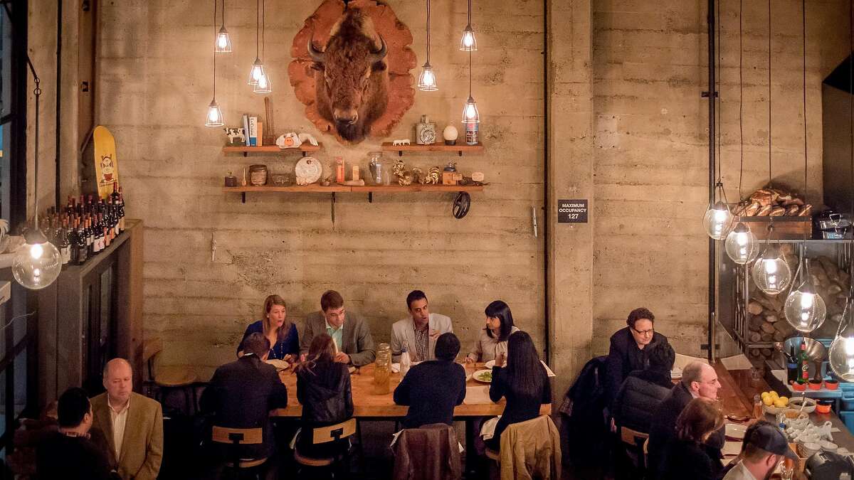 食客享受一顿饭2015年在旧金山的鸡冠。餐馆的厨师克里斯张家港基地已经永久关闭。
