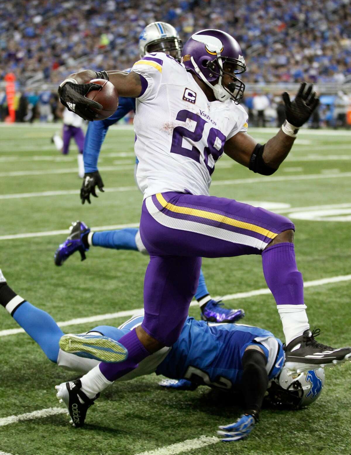 Minnesota Vikings running back Adrian Peterson (28) runs the with