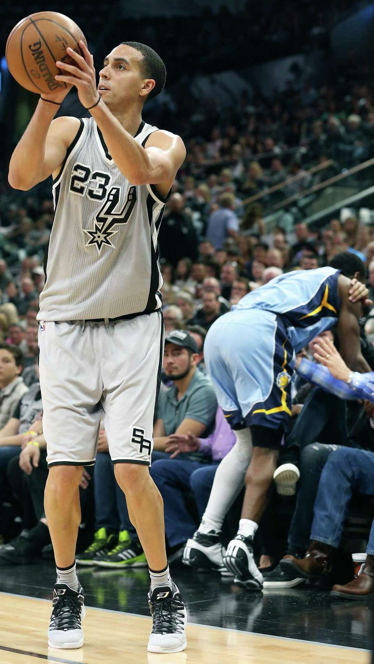 Kevin Martin loses his defender to the audience and takes a shot as the Spurs host the Grizzlies at the AT&T Center on March 25, 2016.
