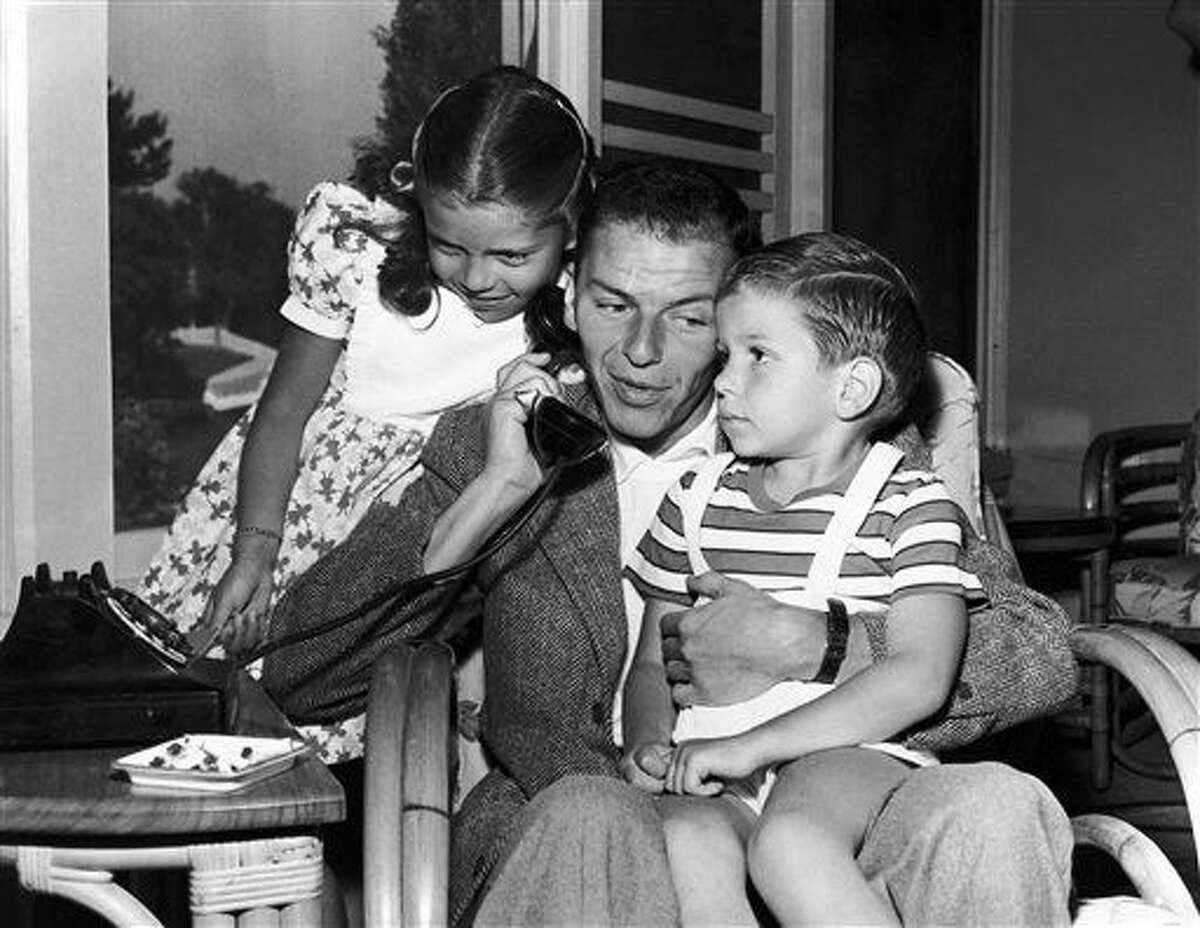 En esta foto de archivo de 1948, Frank Sinatra con sus hijos Nancy y Frank Jr. en Los Angeles. Sinatra Jr., quien continuó el legado de su padre con su propia carrera musical y cuyo secuestro siendo adolescente añadió un extraño capítulo a la legendaria vida de su progenitor, falleció el miércoles 16 de marzo del 2016. Tenía 72 años. (AP Foto)