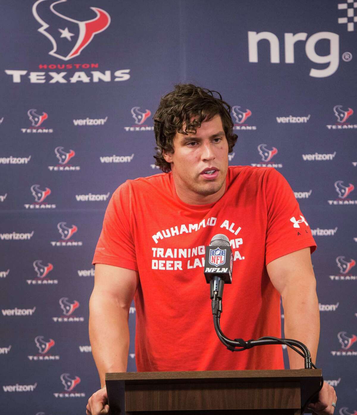 Texans linebacker Brian Cushing impressed by military during USO tour