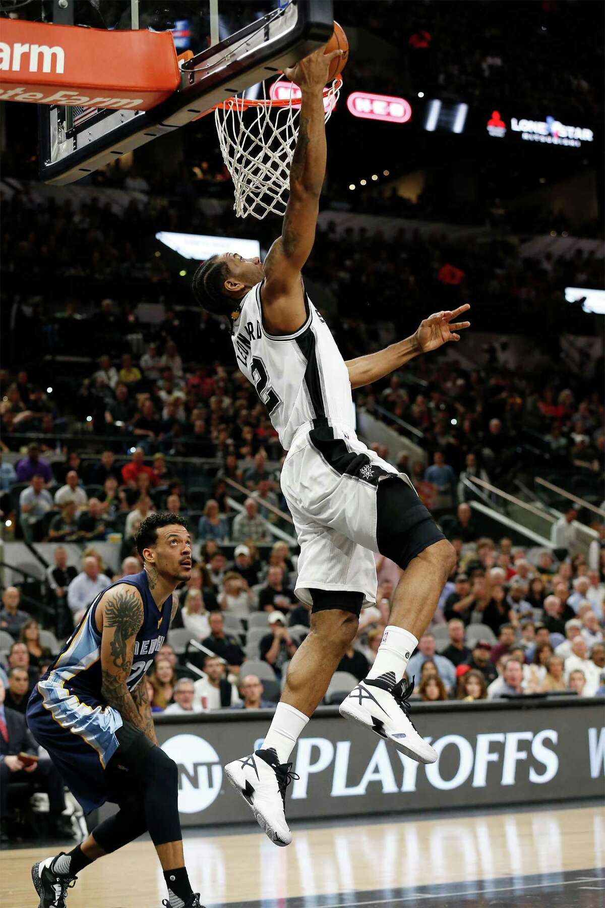 Spurs' Kawhi Leonard (02) goes for a dunk against Memphis Grizzlies' Matt Barnes (22) at the AT&T Center in Game 2 of the first round of Western Conference playoffs on Tuesday, Apr. 19, 2016. (Kin Man Hui/San Antonio Express-News)