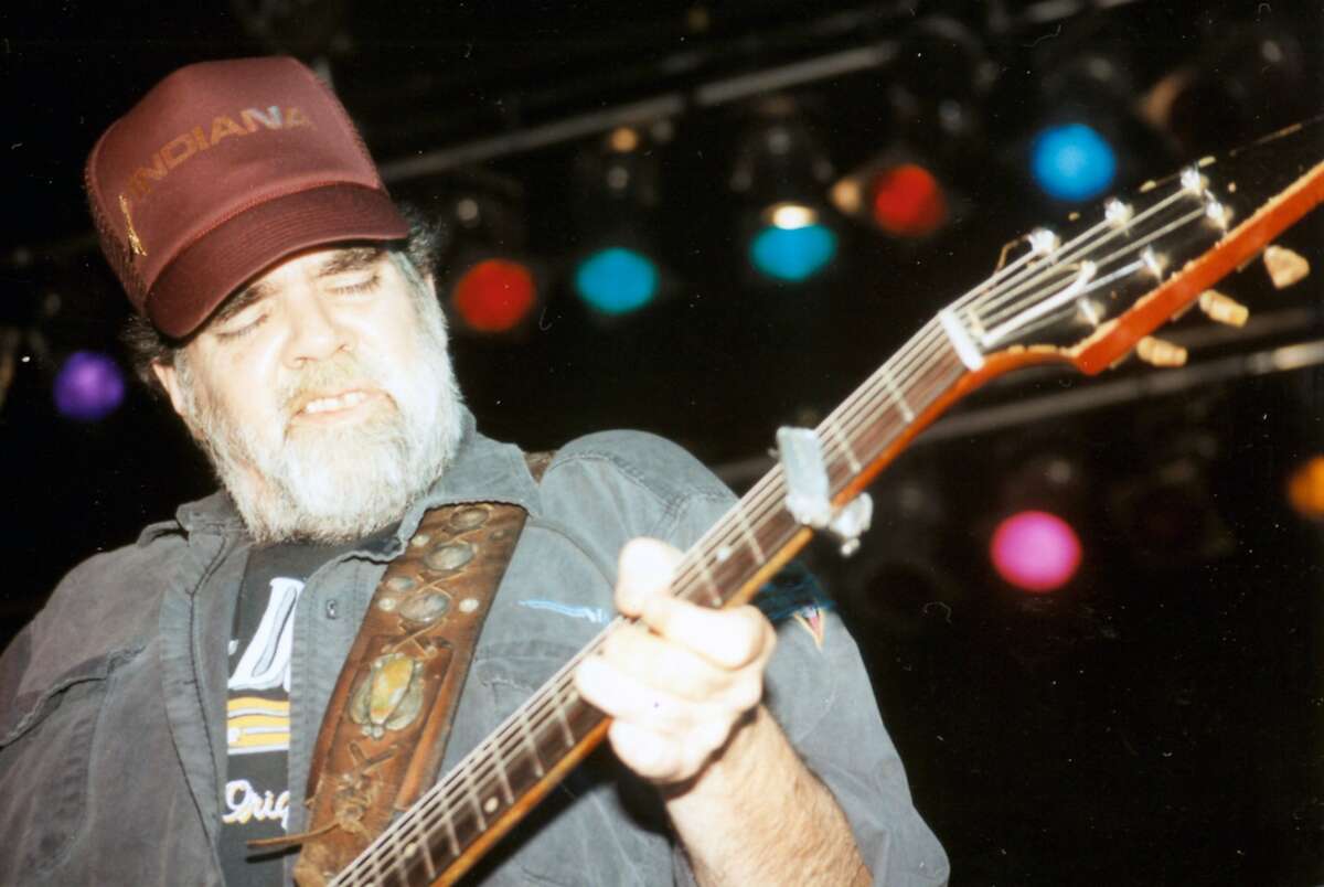 Lonnie Mack, singer and guitarist who pioneered blues rock, dies