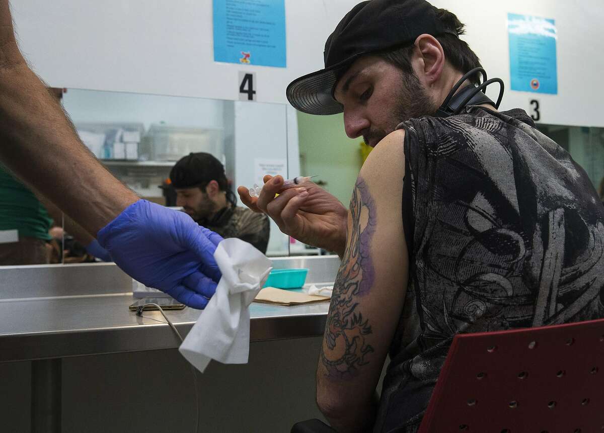Mike O�Reilly injects his daily dose of drugs in a heroin maintenance program at the Crosstown Clinic in Vancouver, Canada, March 18, 2016. The program has been so successful at keeping addicts out of jail and away from emergency rooms that its supporters are seeking to expand it across Canada. But they have been hindered by a years-long court battle reflecting a political conflict on how to address drug addiction. (Ruth Fremson/The New York Times)