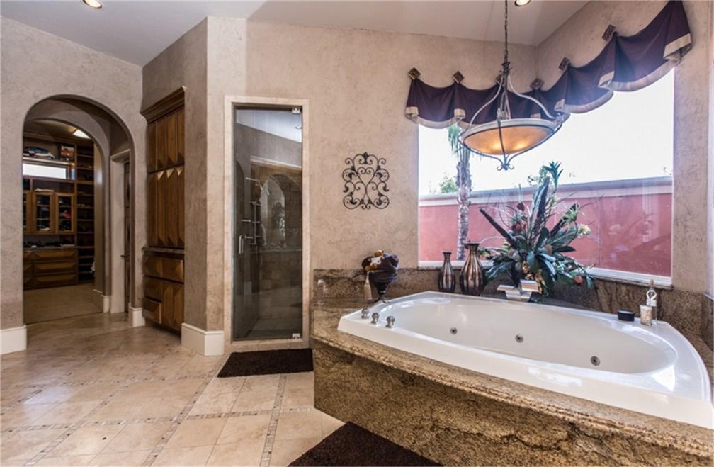 Houstonborn NFL star Keenan McCardell lists Texas mansion