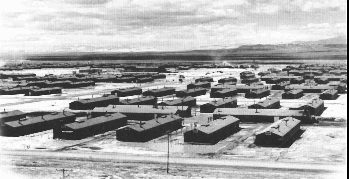 这张摄于1943年的照片显示的是位于犹他州荒凉的塞维尔沙漠的托帕兹拘留营，位于盐湖城西南140英里处。