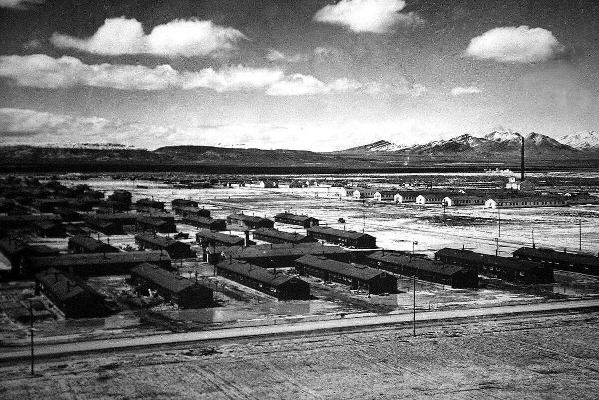 这张照片拍摄的是犹他州托帕兹搬迁中心，许多圣马特奥日裔美国人在战争期间被安置在那里。这张照片出自《建立社区:圣马特奥县日裔美国人的故事》一书。