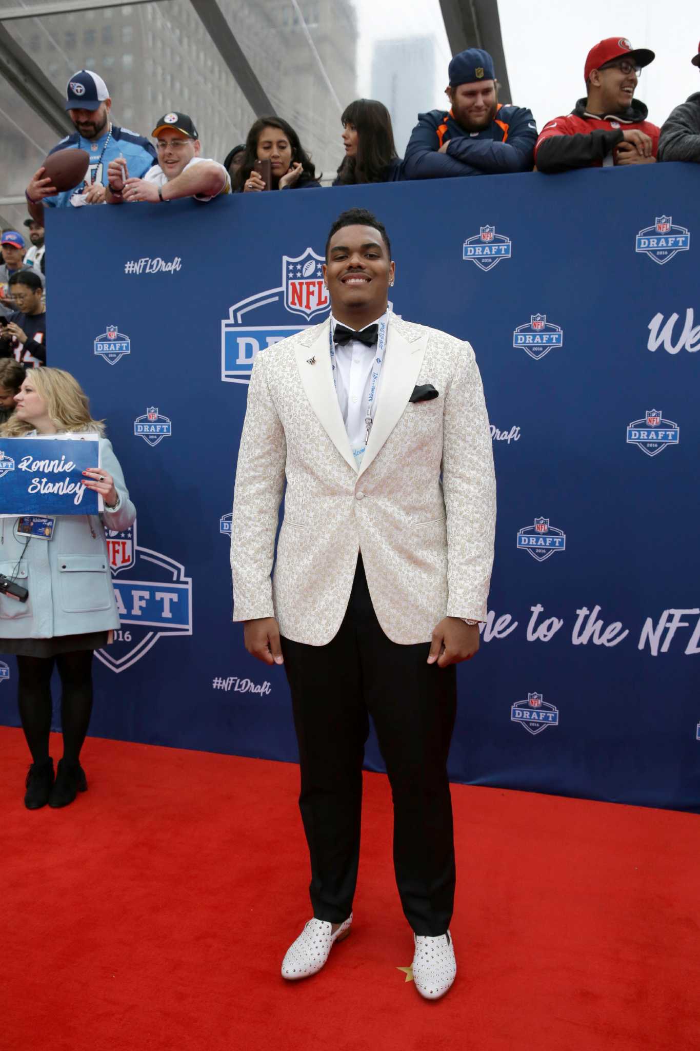 Cowboys' Top Pick Ezekiel Elliott Wins NFL Draft Red Carpet With Crop-Top  Shirt