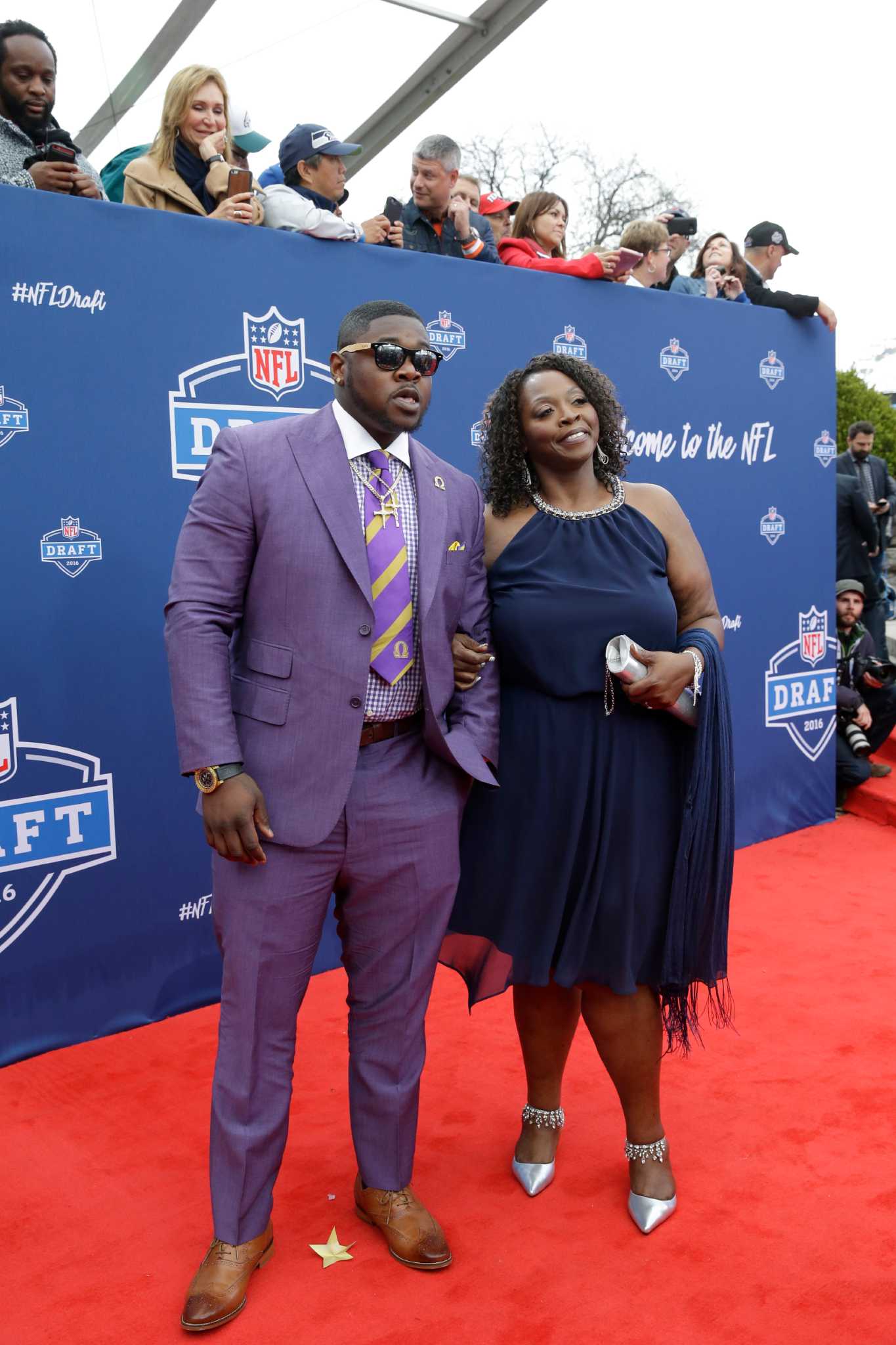 Cowboys' Top Pick Ezekiel Elliott Wins NFL Draft Red Carpet With Crop-Top  Shirt