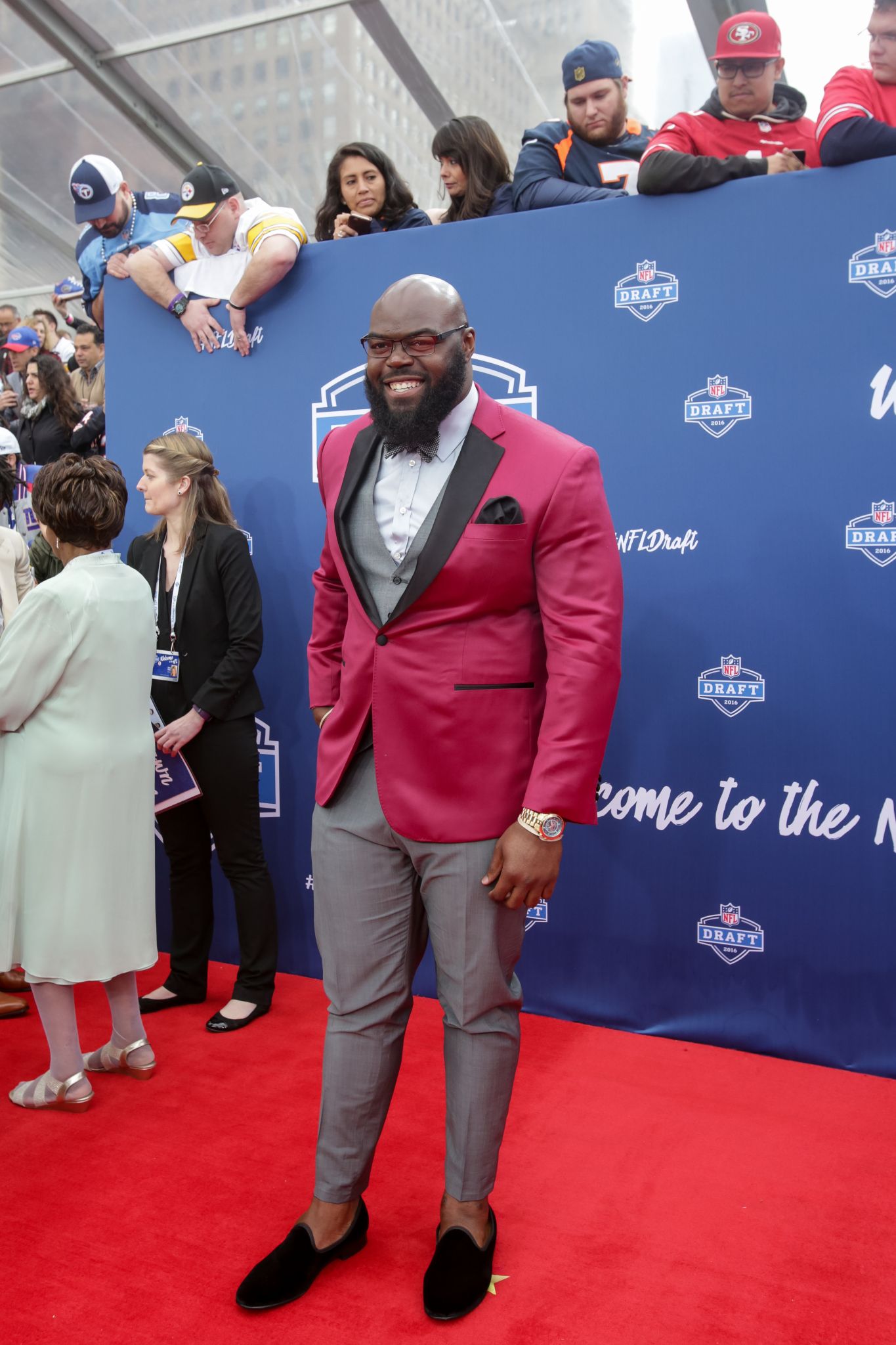 Cowboys' Top Pick Ezekiel Elliott Wins NFL Draft Red Carpet With Crop-Top  Shirt