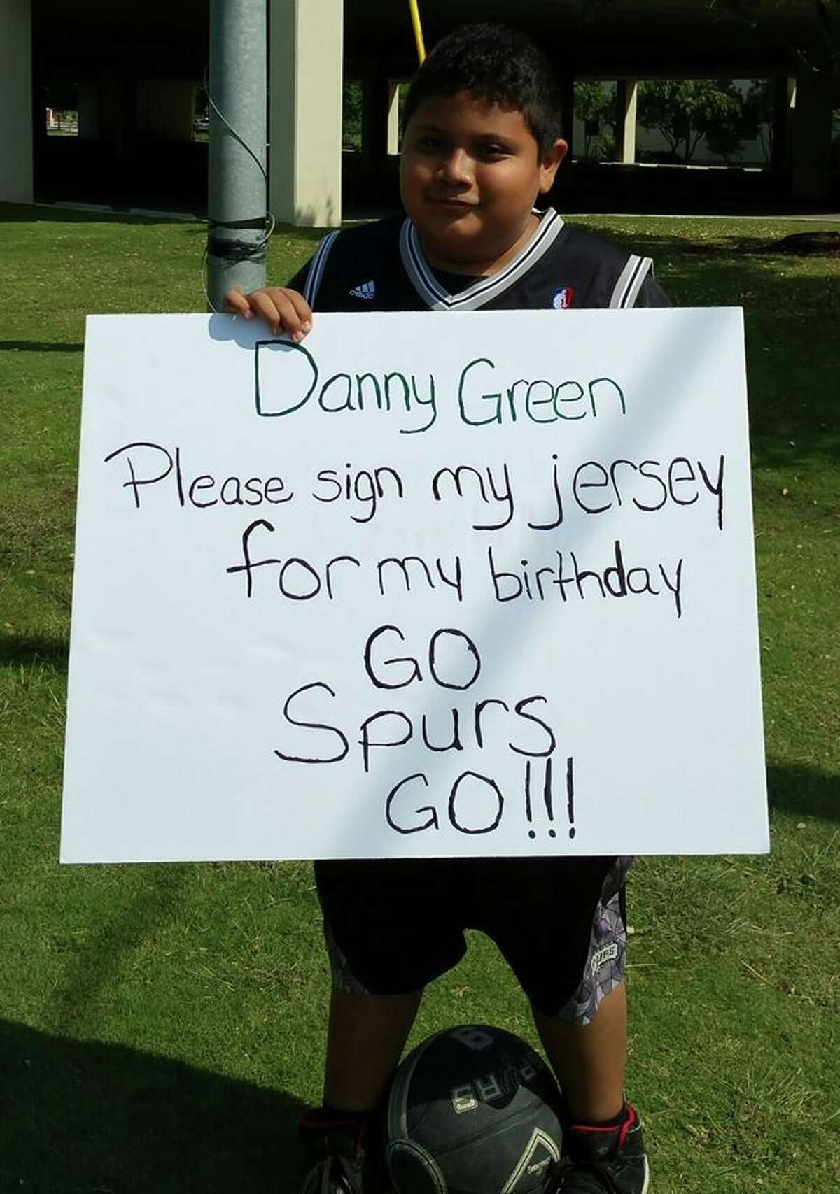 Josh Xon, 13, asked his "idol, Danny Green, to sign his jersey using this sign on April 30, 2016. 