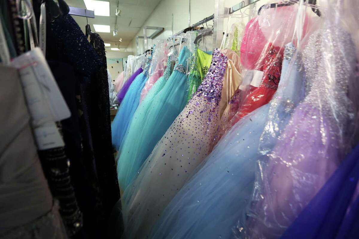 Prom dress store’s wardrobe tip malfunctions