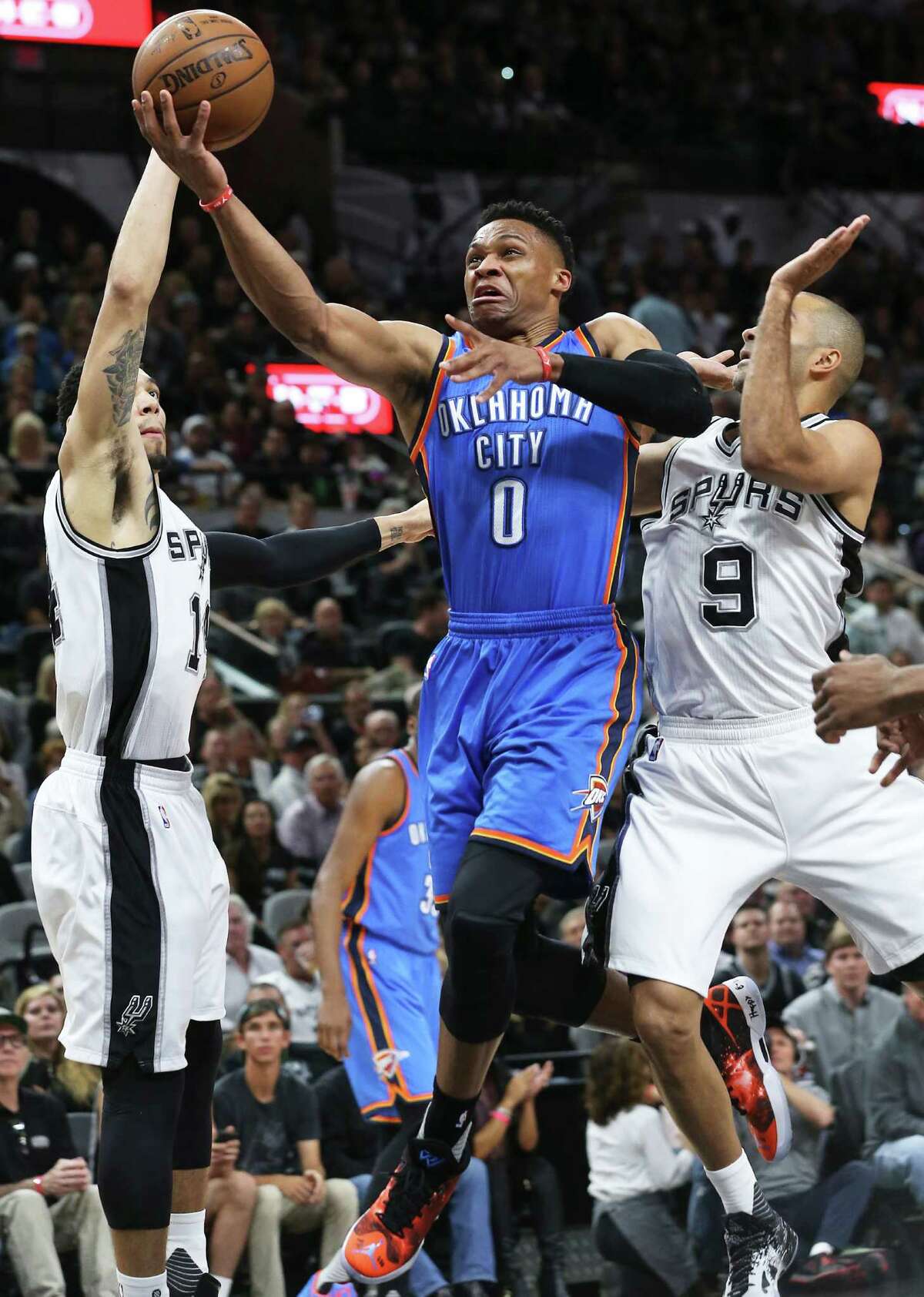 Controversial ending gives OKC split against Spurs