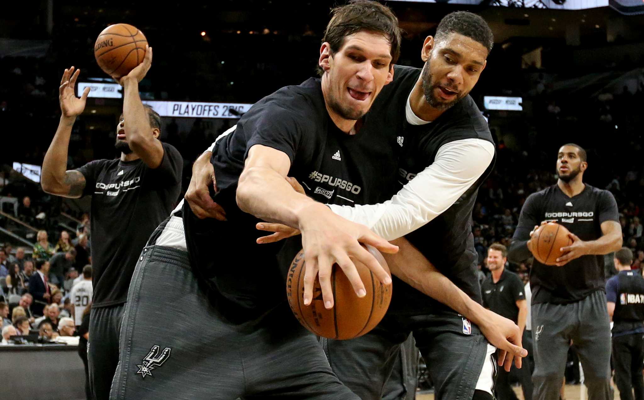 San Antonio Spurs Danny Green, Boban Marjanovic teach Selfies 101