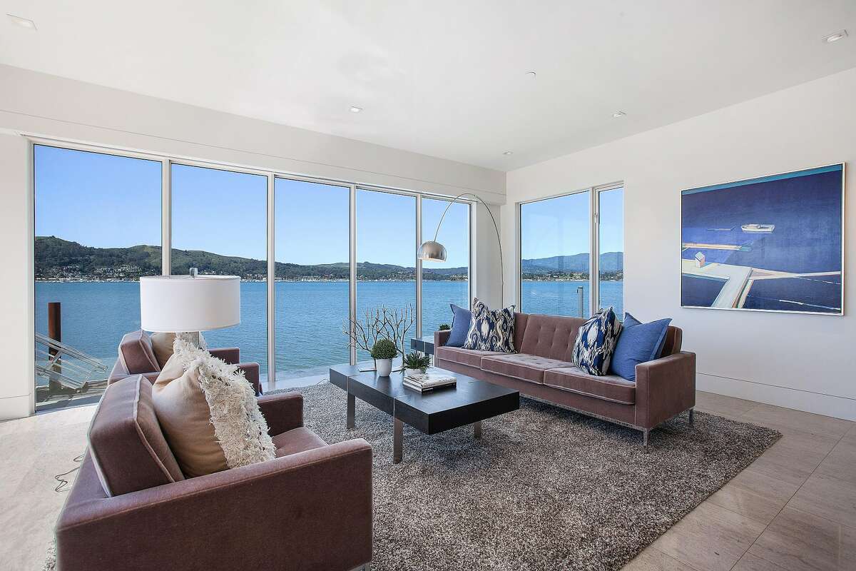 Courtyard punctuates waterfront home in Tiburon