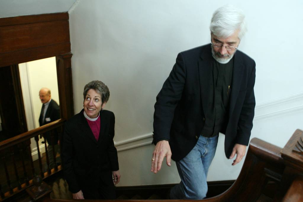 Top Episcopal bishop gives blessing to urban programs