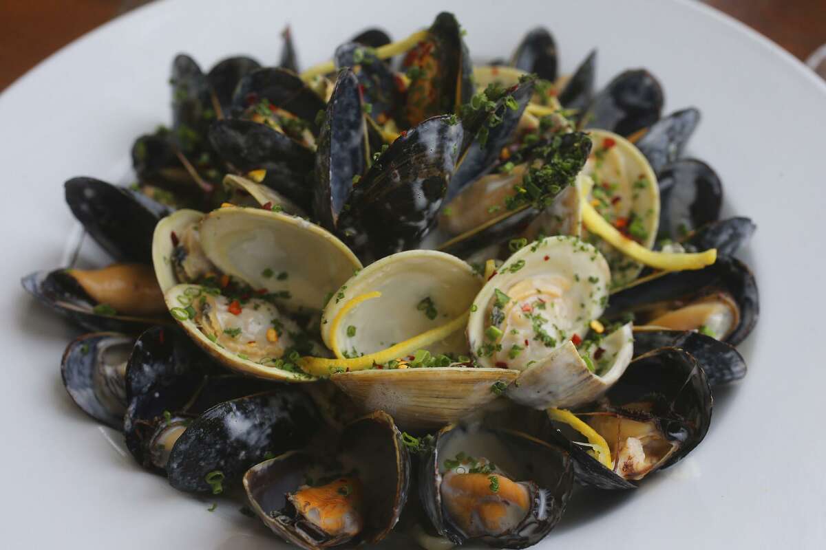Cozze e vongole (mussels and clams)
