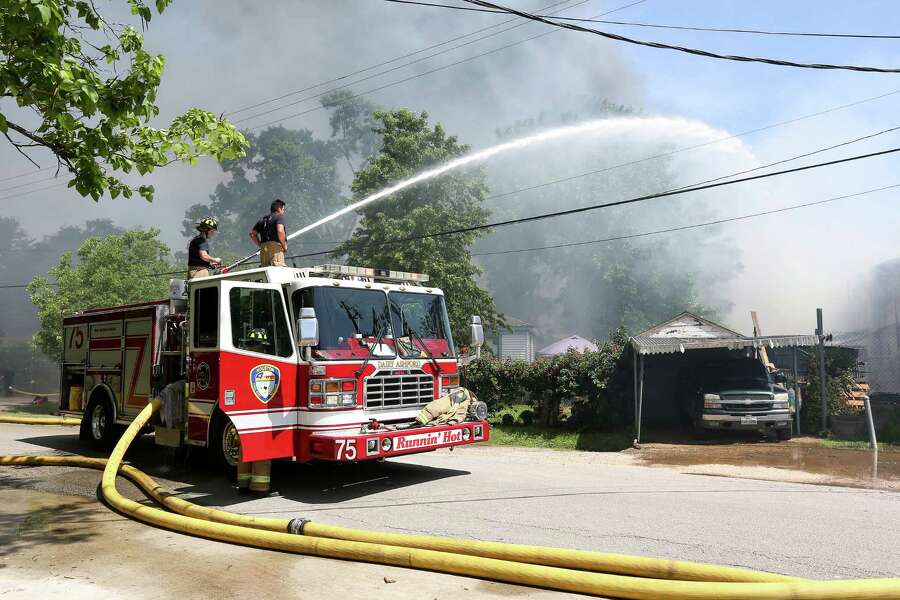 Fouralarm fire sends plumes of smoke across Houston, runoff into