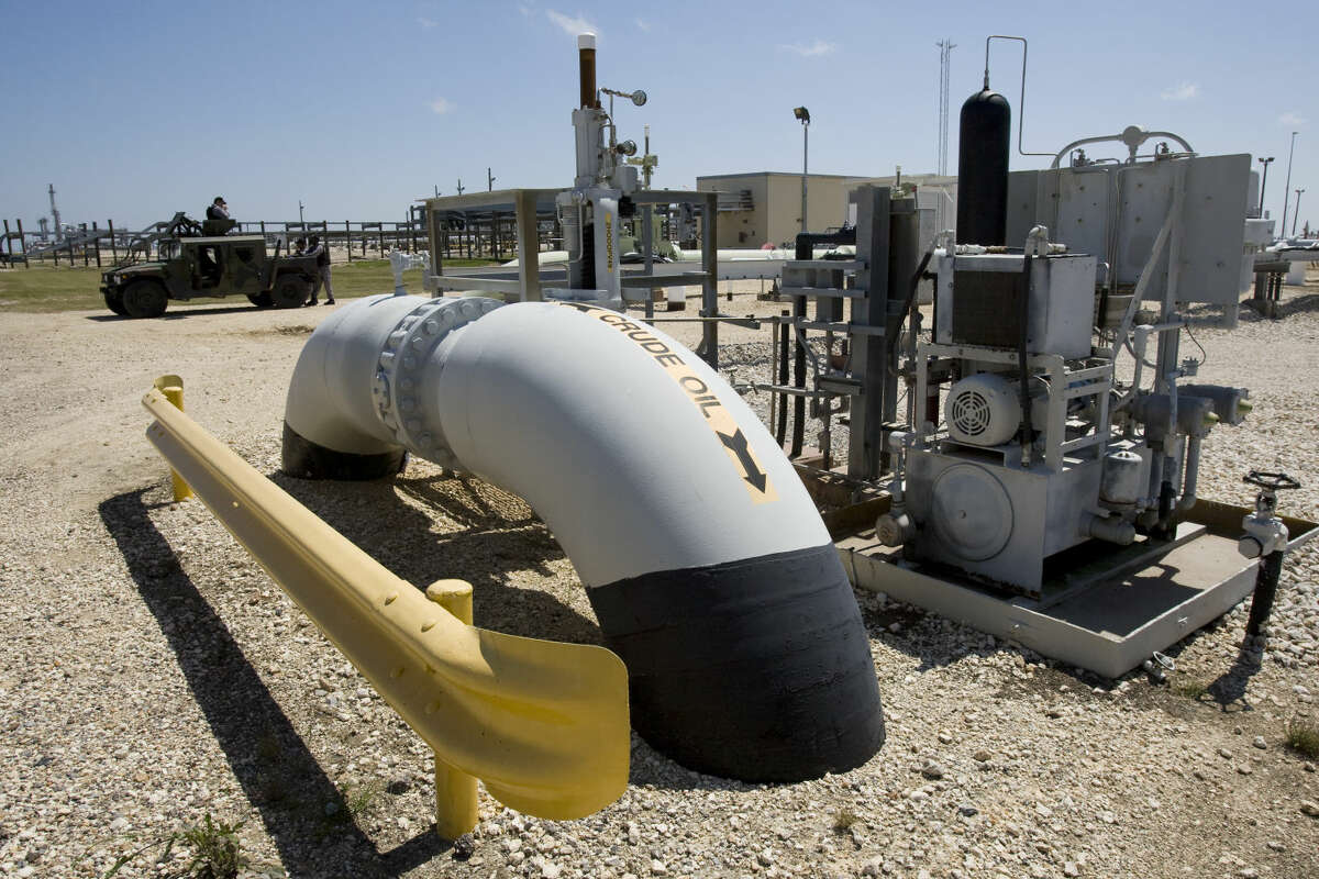 Armed security stands near an oil pipe at the Bryan Mound facility of the Strategic Petroleum Reserve Tuesday, May 20, 2008, in Freeport. Brett Coomer / Chronicle )