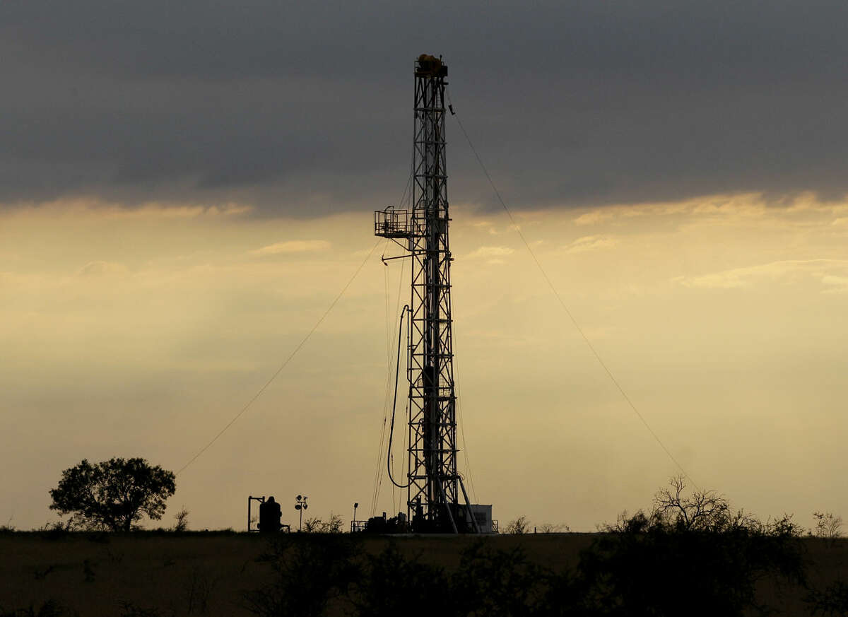 A drilling rig using horizontal drilling is seen near Kennedy.