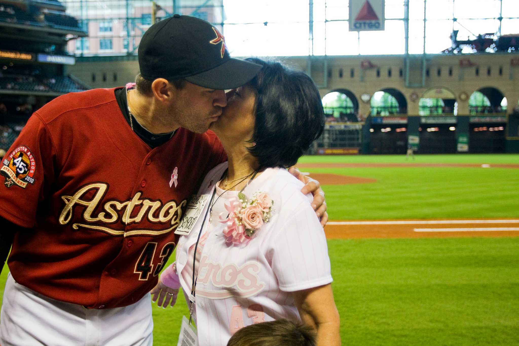 Astros use Mother's Day to fight breast cancer