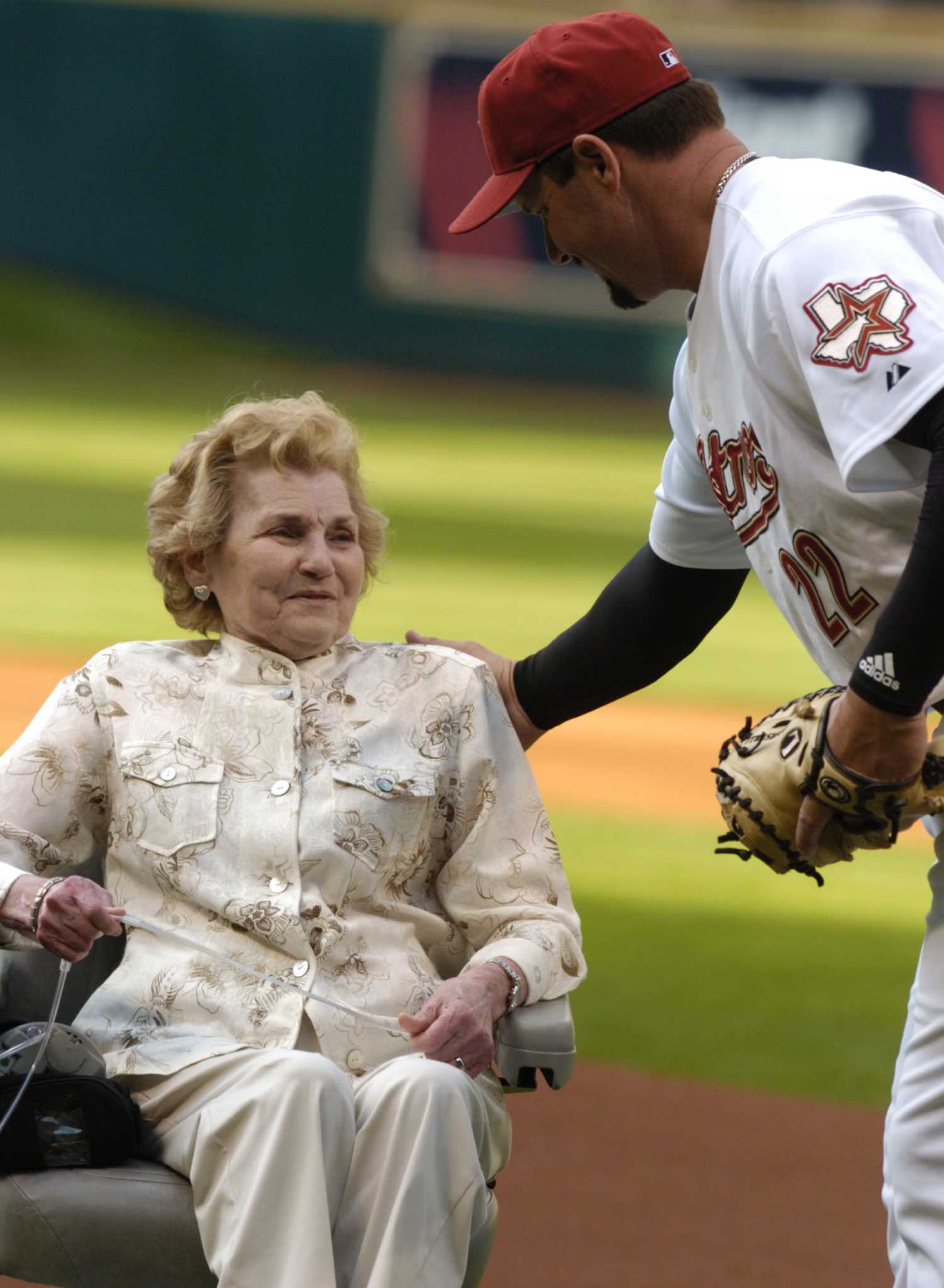Astros catch first pitch from moms on Mothers Day
