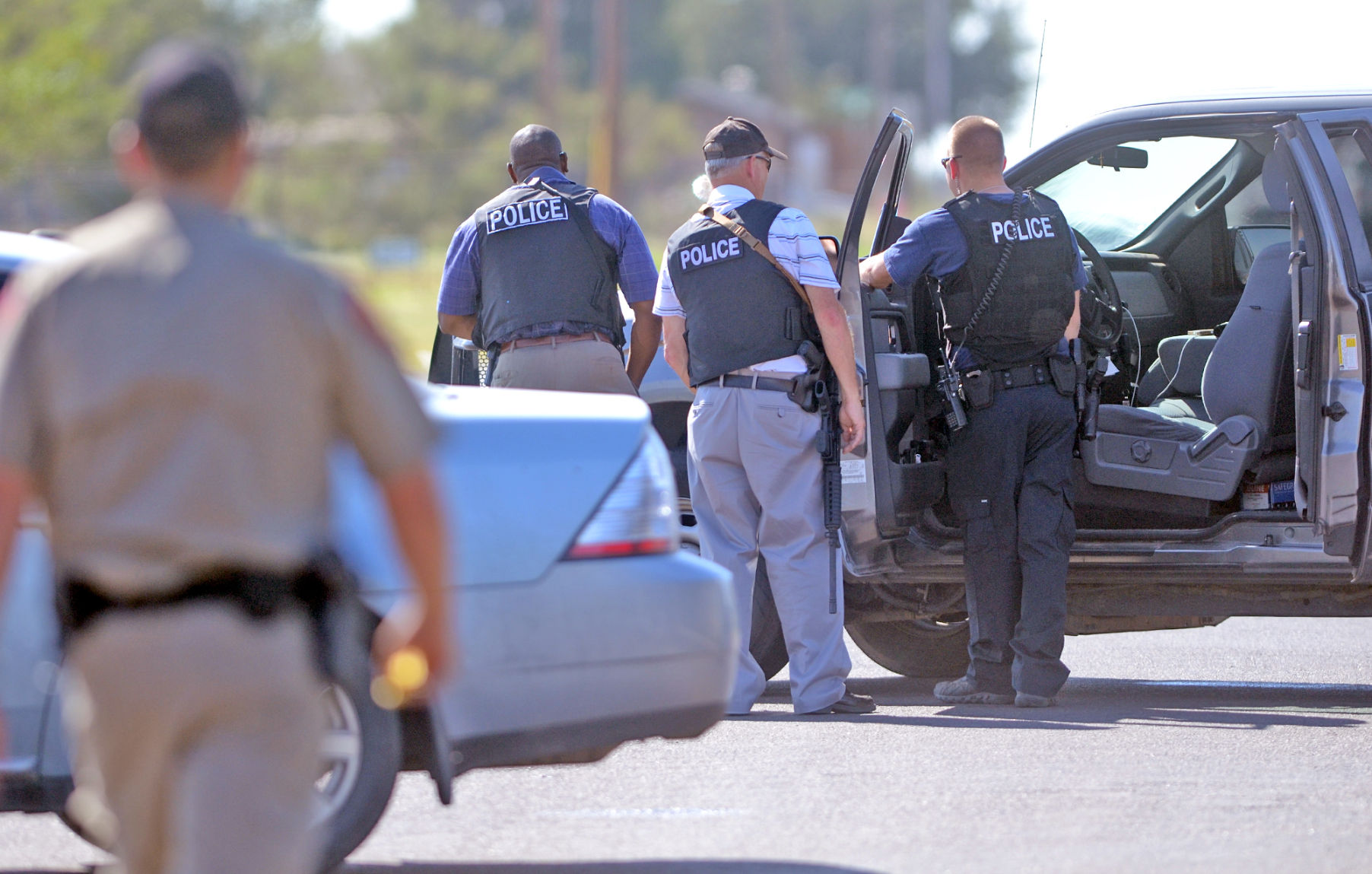 Sheriff's deputy fatally shot while serving warrant