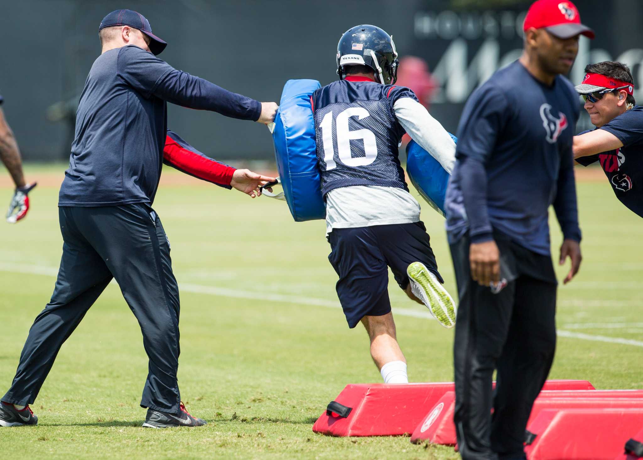 Texans linebacker Brian Cushing impressed by military during USO tour