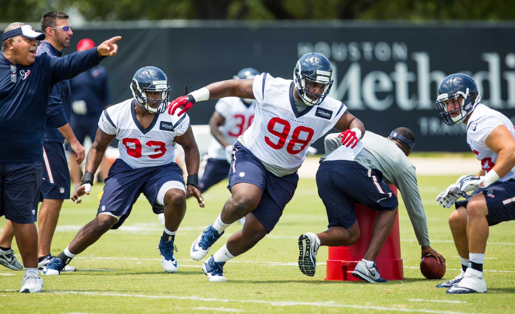 Texans linebacker Brian Cushing impressed by military during USO tour