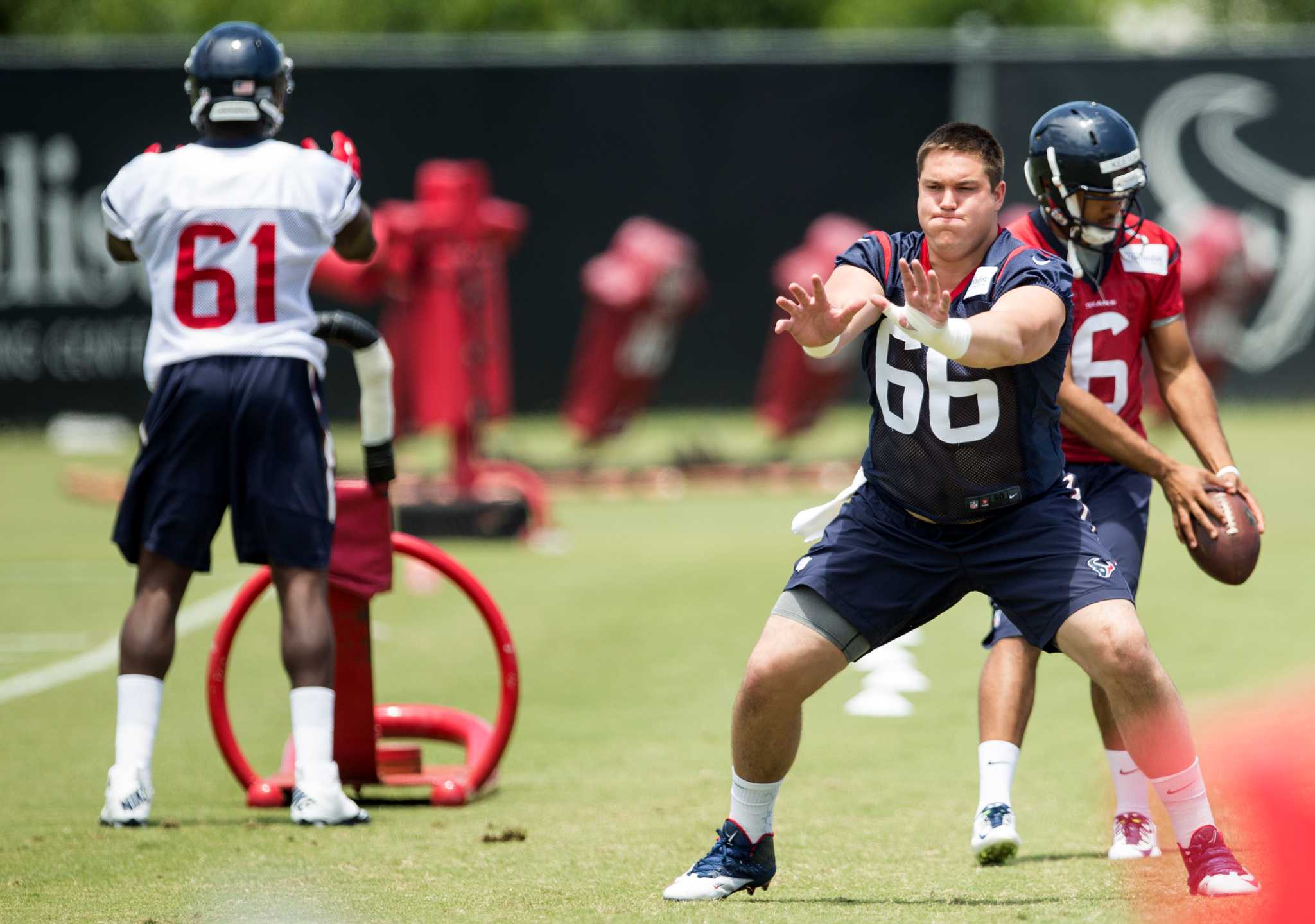 Texans linebacker Brian Cushing impressed by military during USO tour