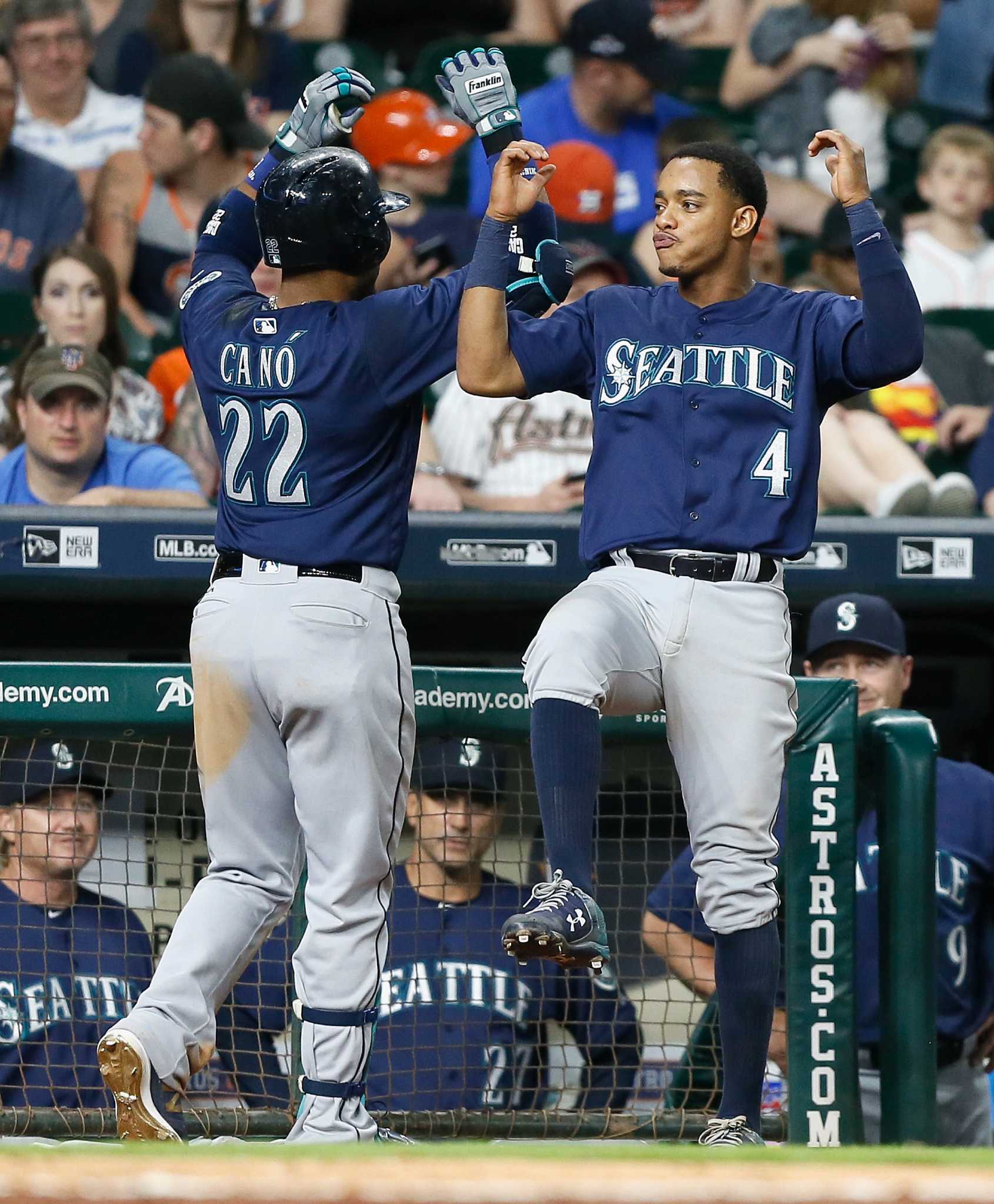 Robinson Cano grounds out, shortstop Carlos Correa to first