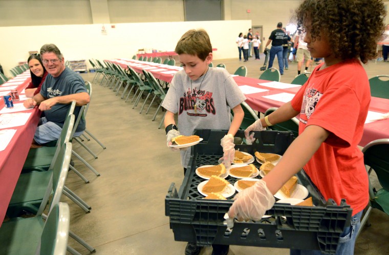 H-E-B Serves Thousands In Annual Feast Of Sharing ( +Photo Gallery)