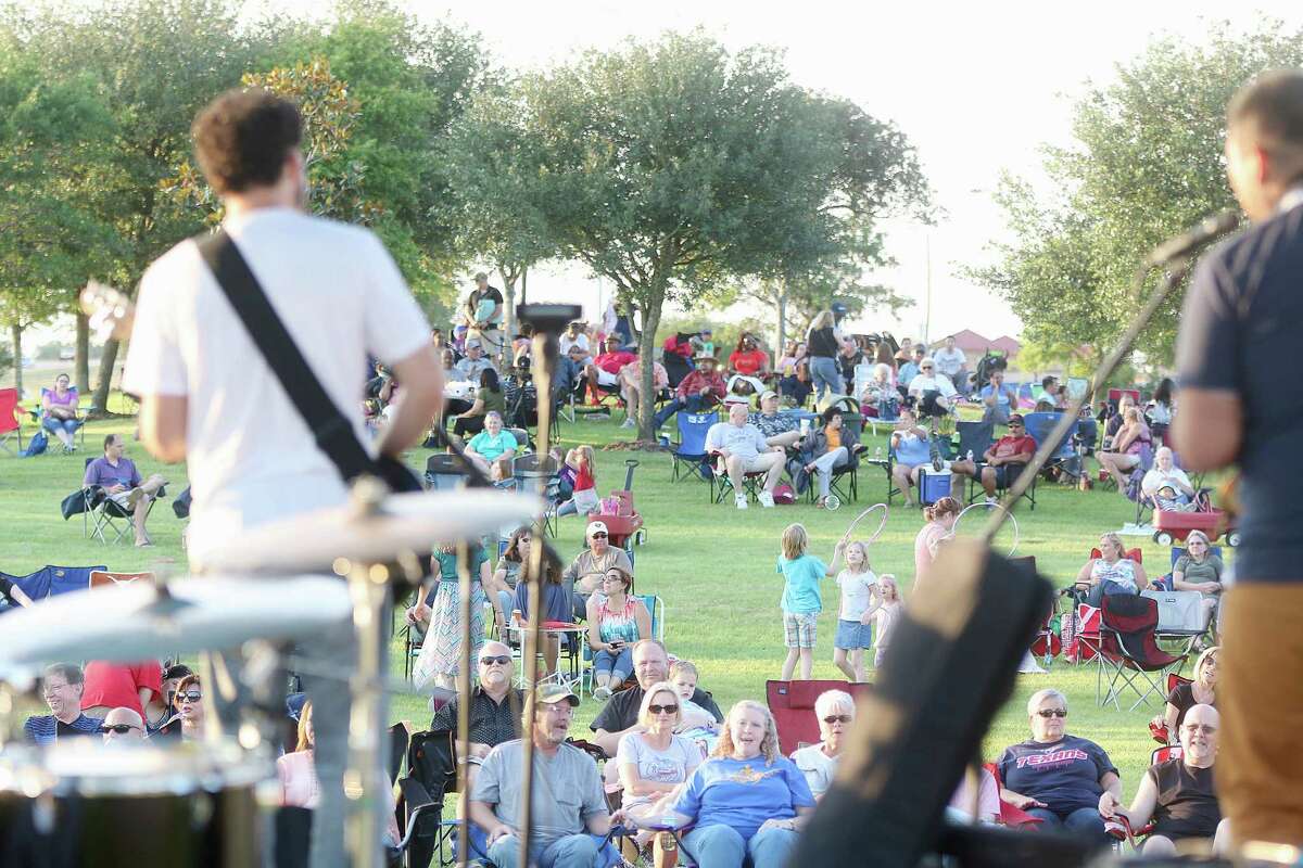 A May 6 show by blues guitarist Hamilton Loomis draws a crowd to Pearland's Southdown Park to kick off the city's 2016 Concerts in the Park series.
