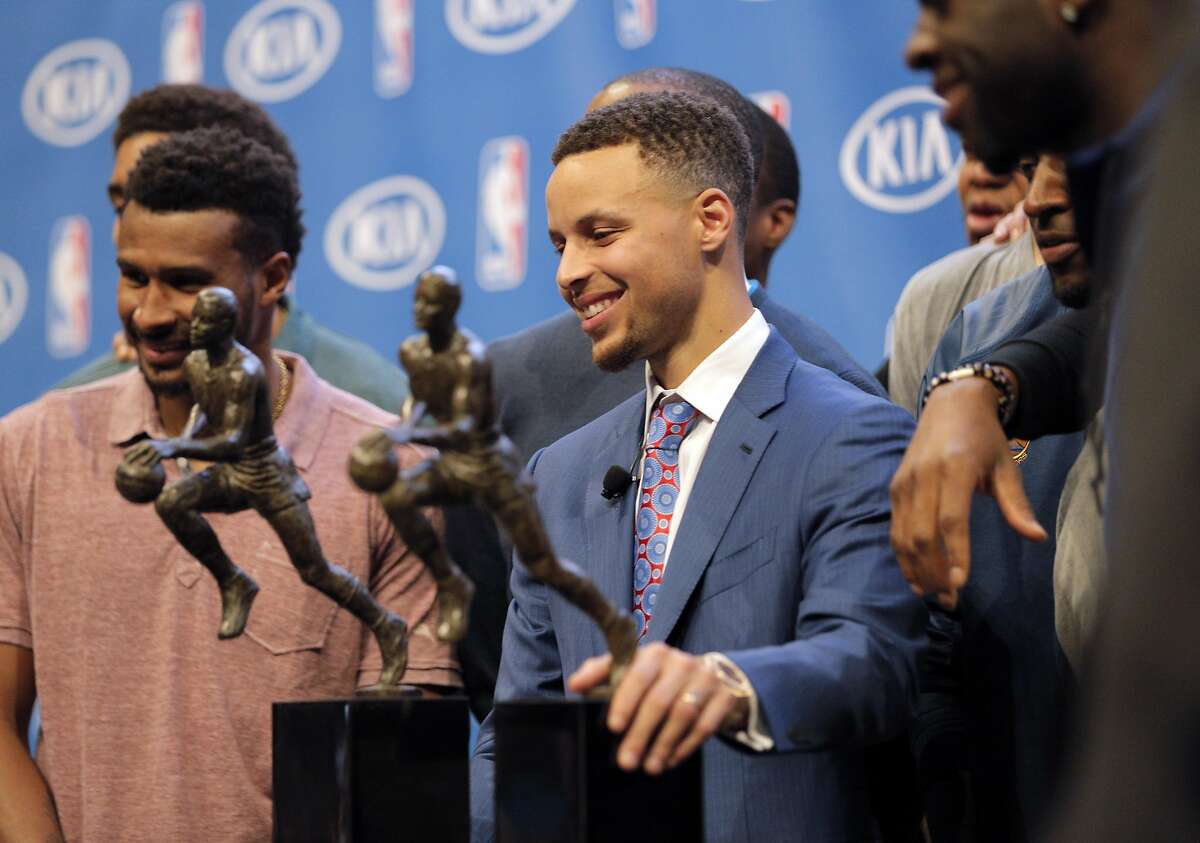 Curry 1st to win NBA’s top award unanimously