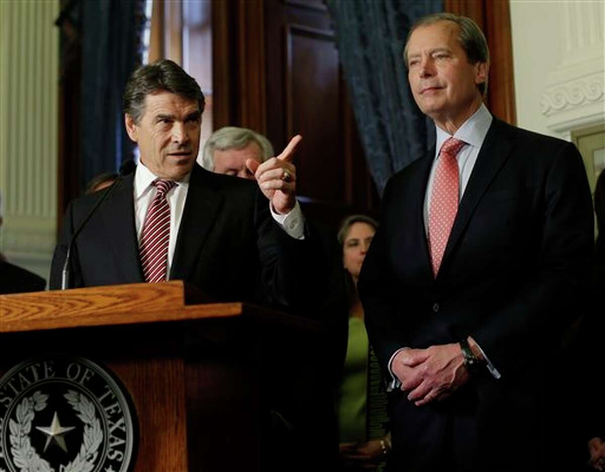 (File Photo) Gov. Rick Perry, left, and Lt. Governor David Dewhurst, right, during a ceremonial signing of a water fund bill, Tuesday, May 28, 2013, in Austin, Texas. The legislative session ended Monday, but Perry immediately called lawmakers back for a special session. They have 30 days to approve new voting maps, though the governor will likely add more items to the agenda. (AP Photo/Eric Gay)