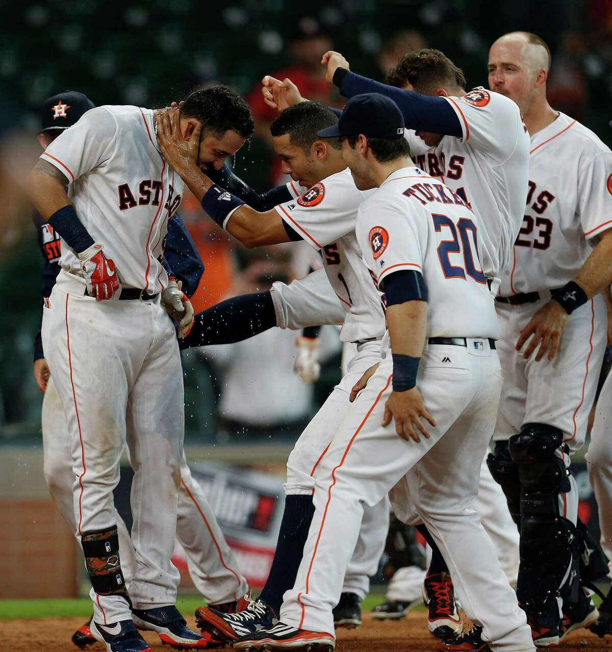 Marwin Gonzalez's walk-off homer gives Astros win over Rays