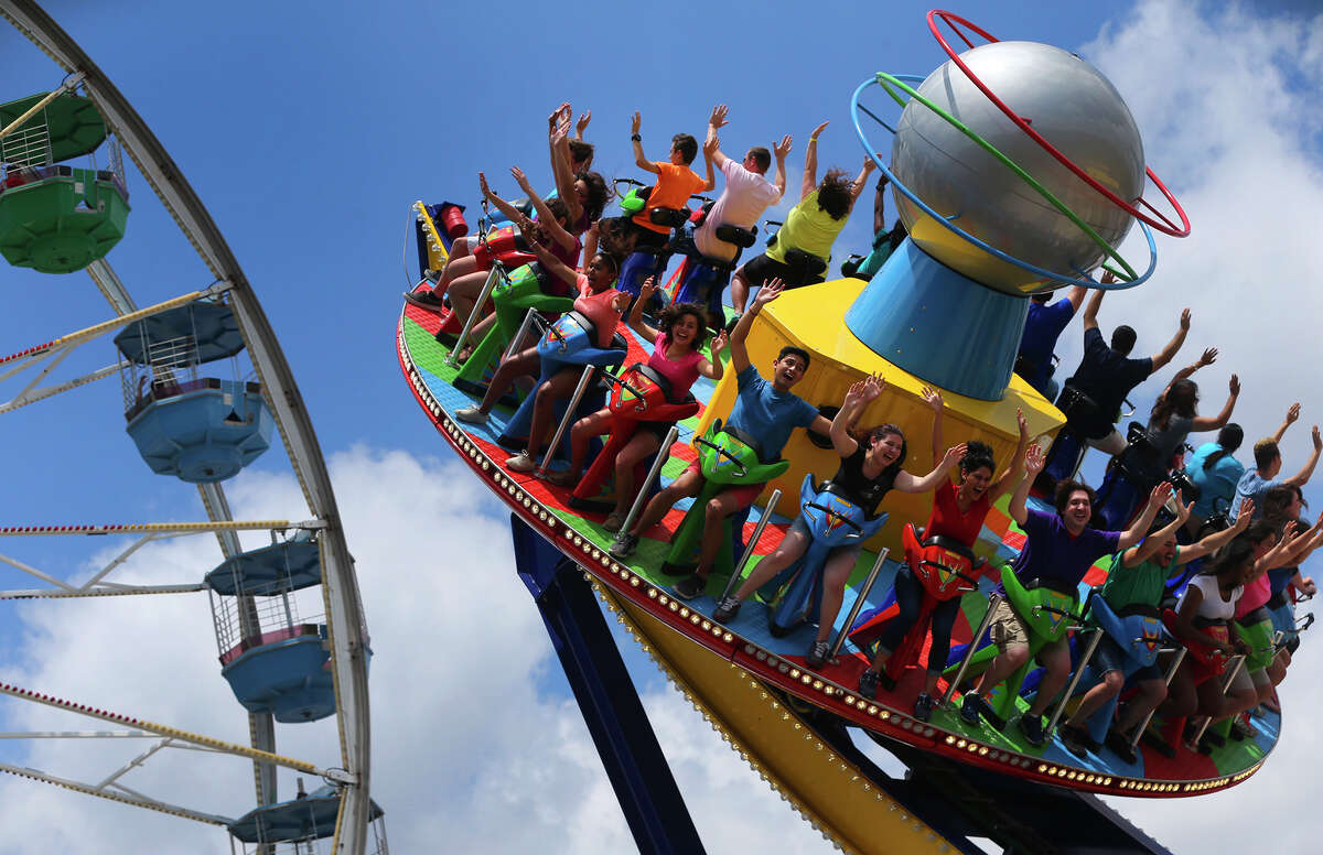 The Hurricane Force 5 will rotate clockwise and counter-clockwise at 14 revolutions per minute. The riders will sit on motorcycle-like seats facing outward as the disc spins pivots from side to side on a U-shaped track.