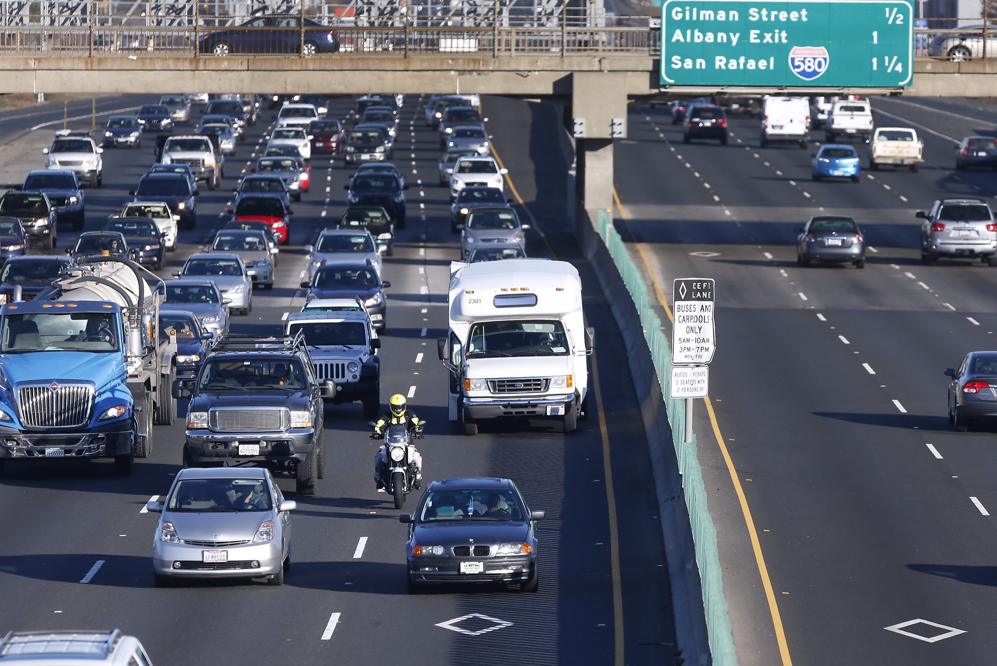 Traffic official urges special CHP unit to enforce carpool lanes