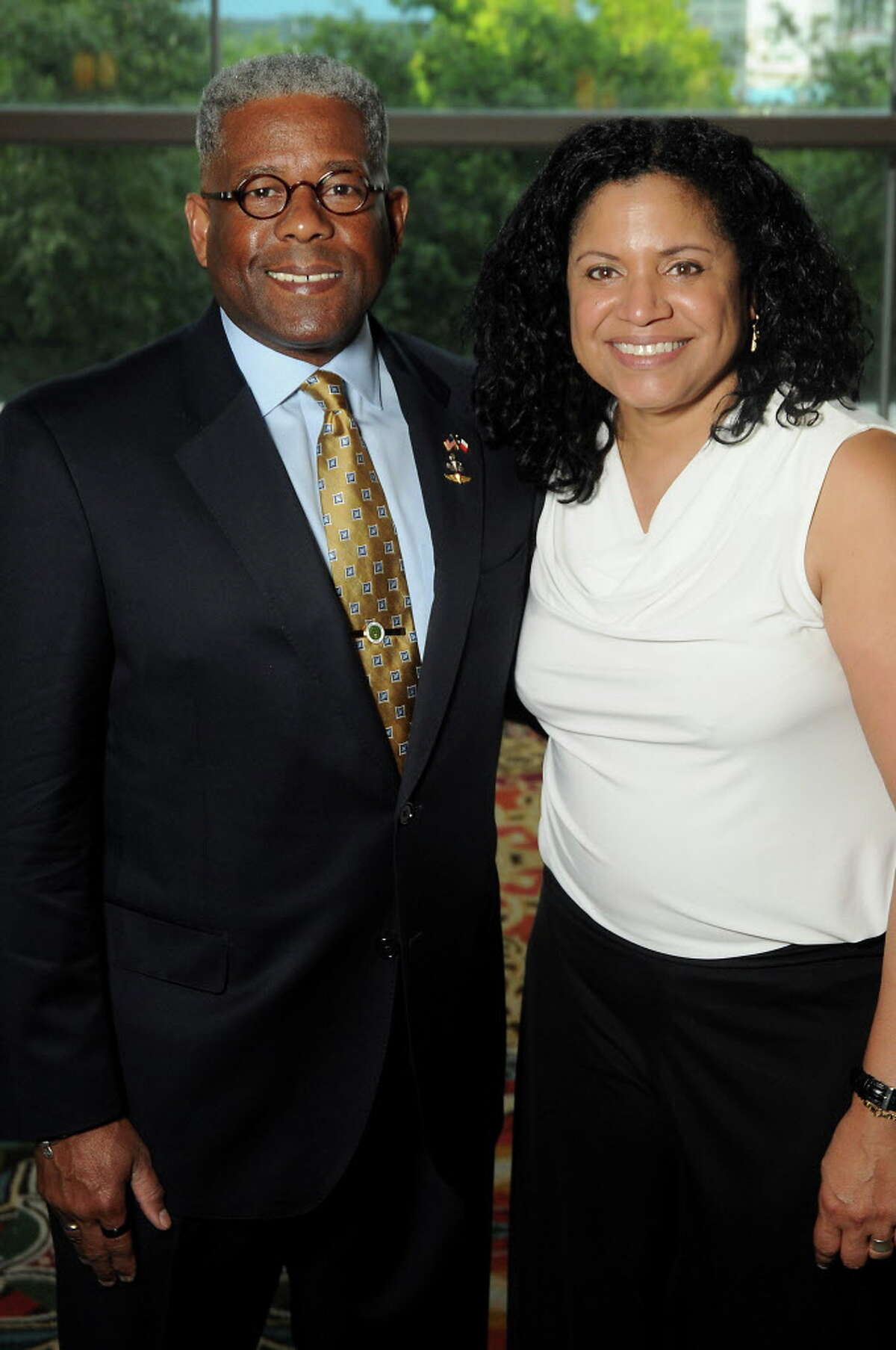 Chuck Norris' martial arts gala nabs 800k, honors Gallery Furniture owners