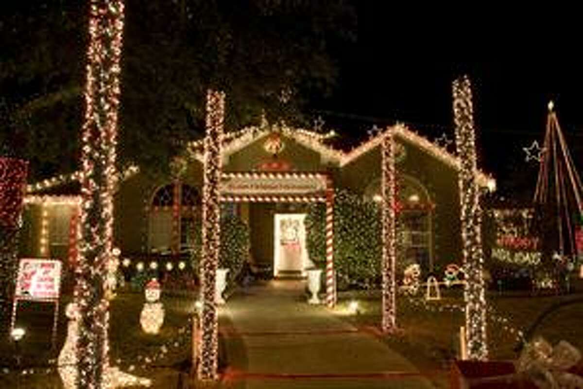 Midland Tx Christmas 2022 Midland Man's Christmas Light Delight Raises Needed Goods For Food Bank  (Video)