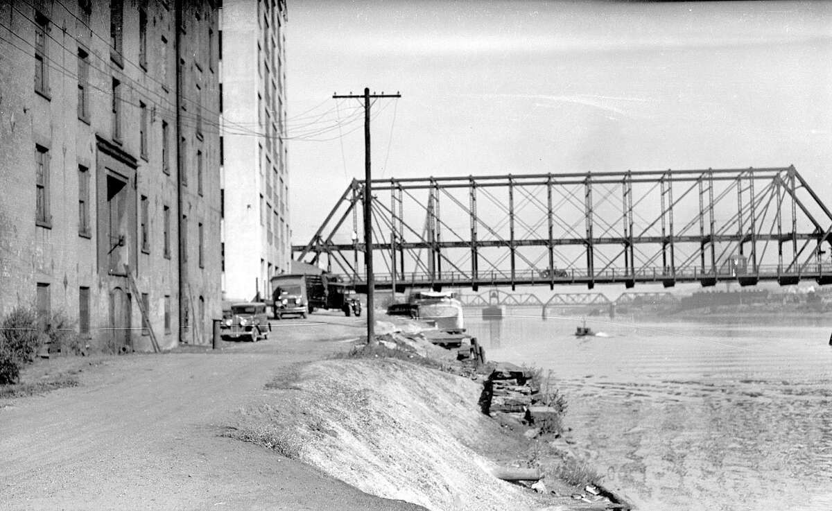 Historical photos: Dunn Memorial Bridge