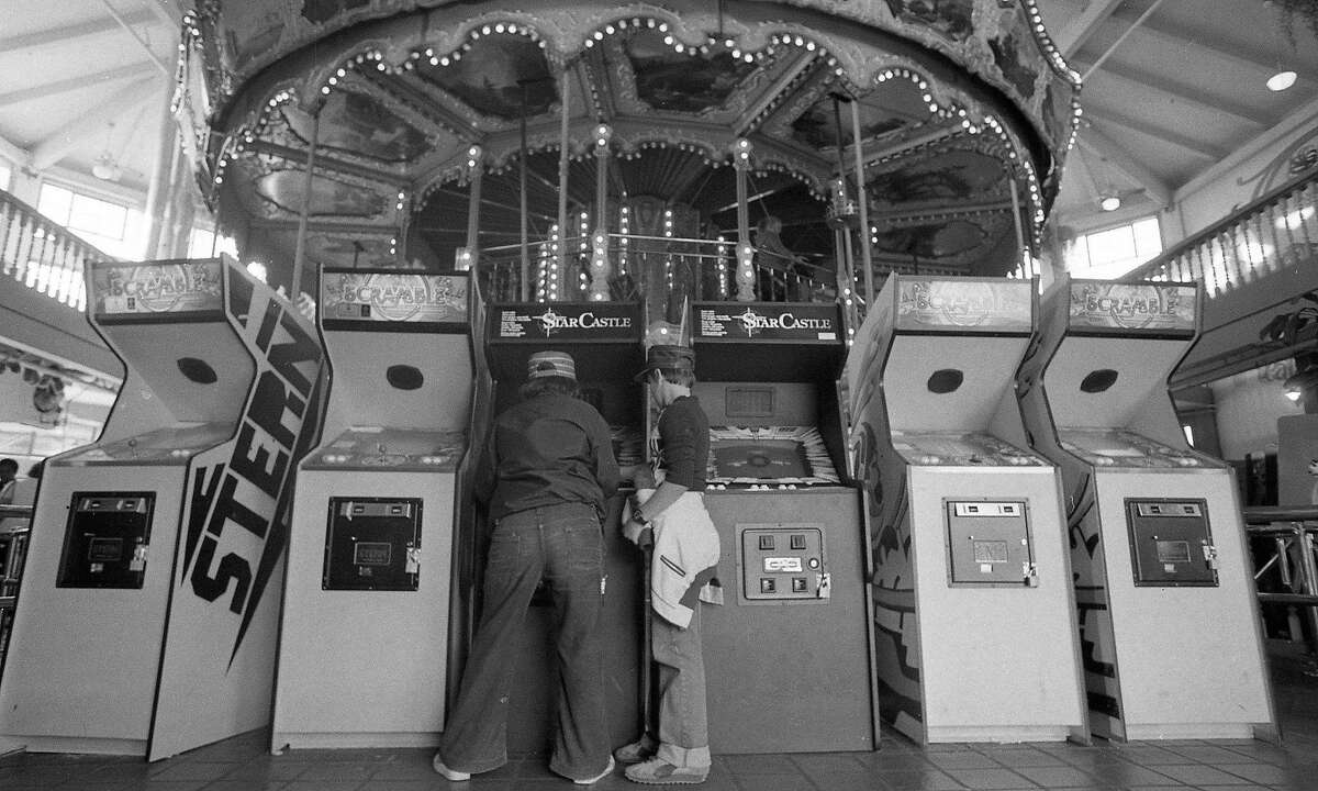 1981年9月13日:视频游戏粉丝们享受约1981 games at the arcade along Pier 39.
